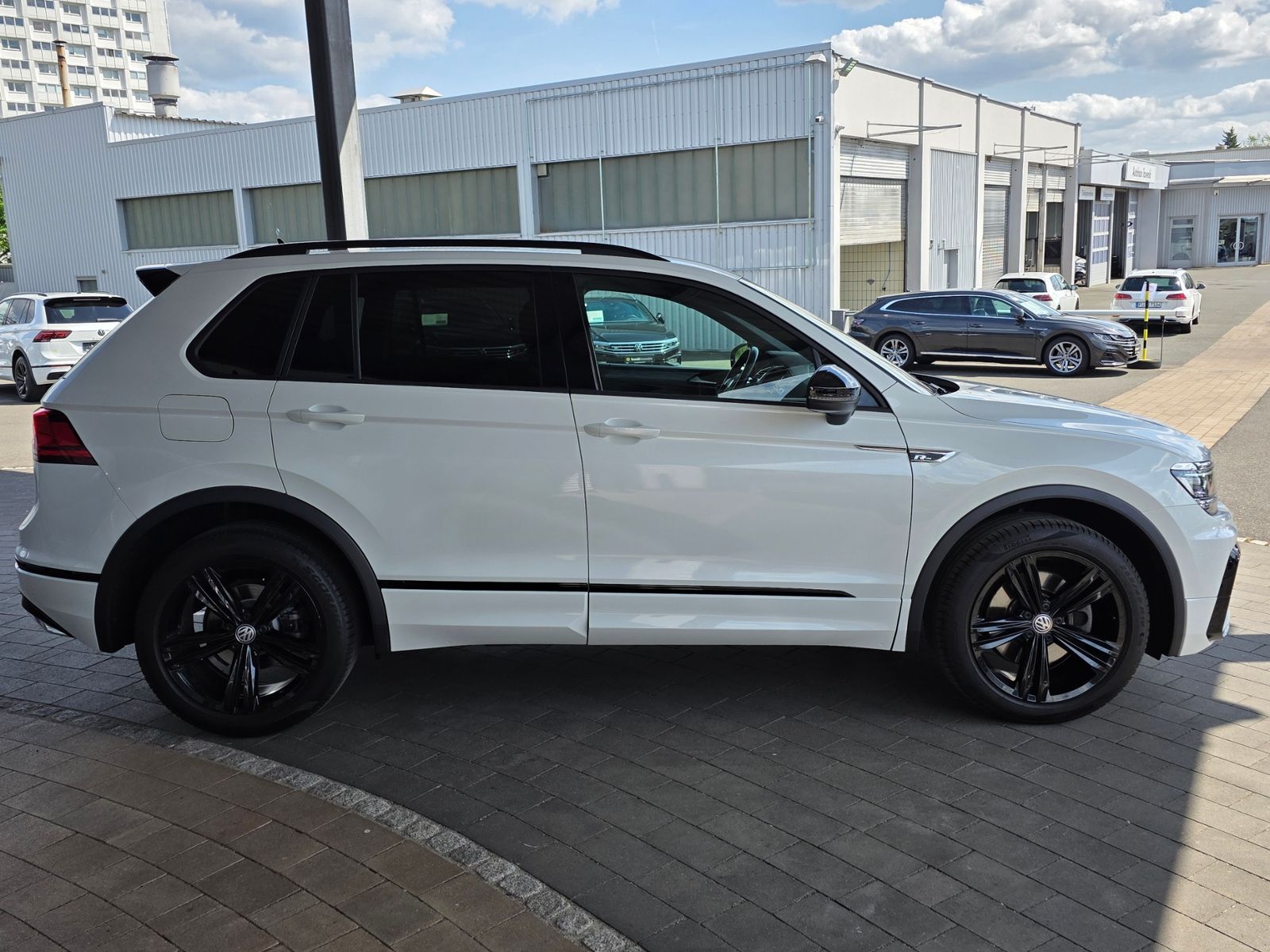 Volkswagen Tiguan 2.0 TSI DSG 4M R-Line - Samsaru's Car Outlet