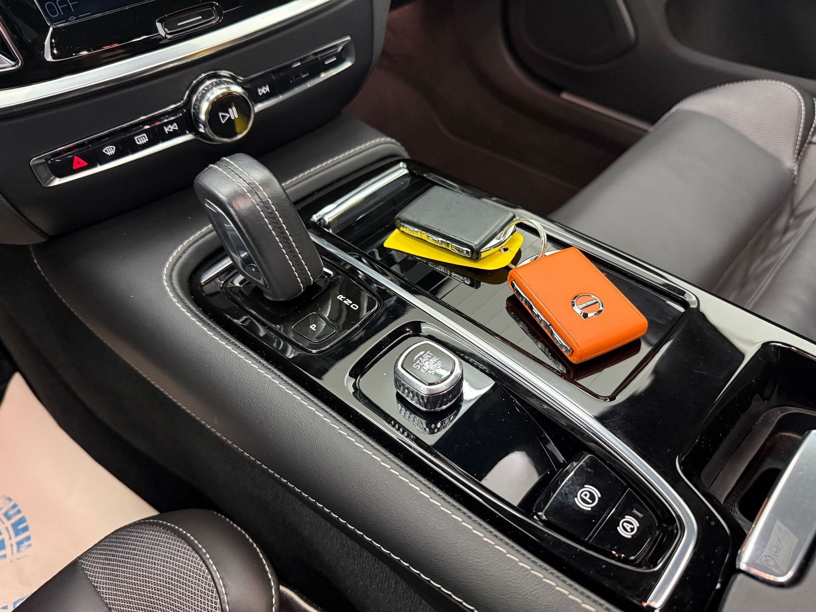 Volvo V60 Kombi Plus Dark Recharge Plug-In Hybrid AWD