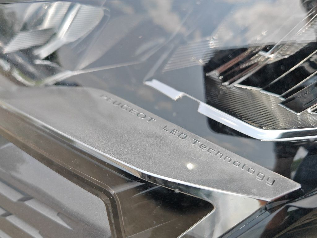 Peugeot 3008 PureTech 130 EAT8 - Samsaru's Car Outlet