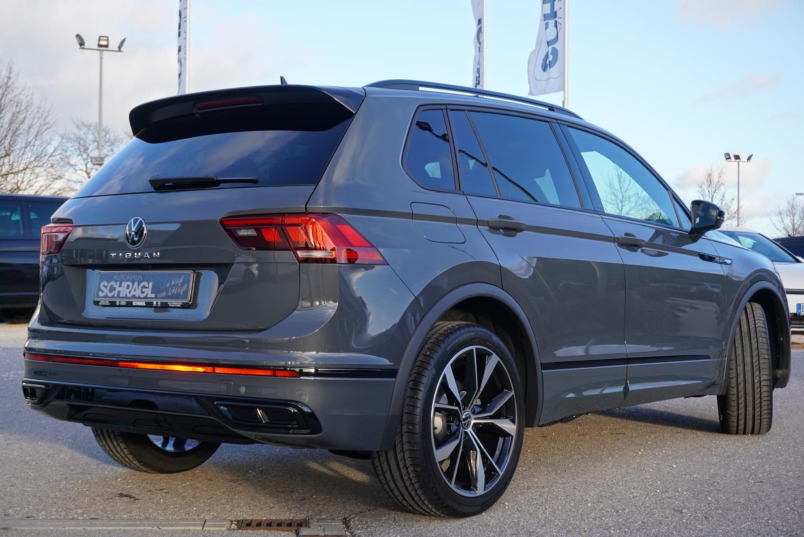 Volkswagen Tiguan 1.5 TSI DSG R-LINE - Samsaru's Car Outlet