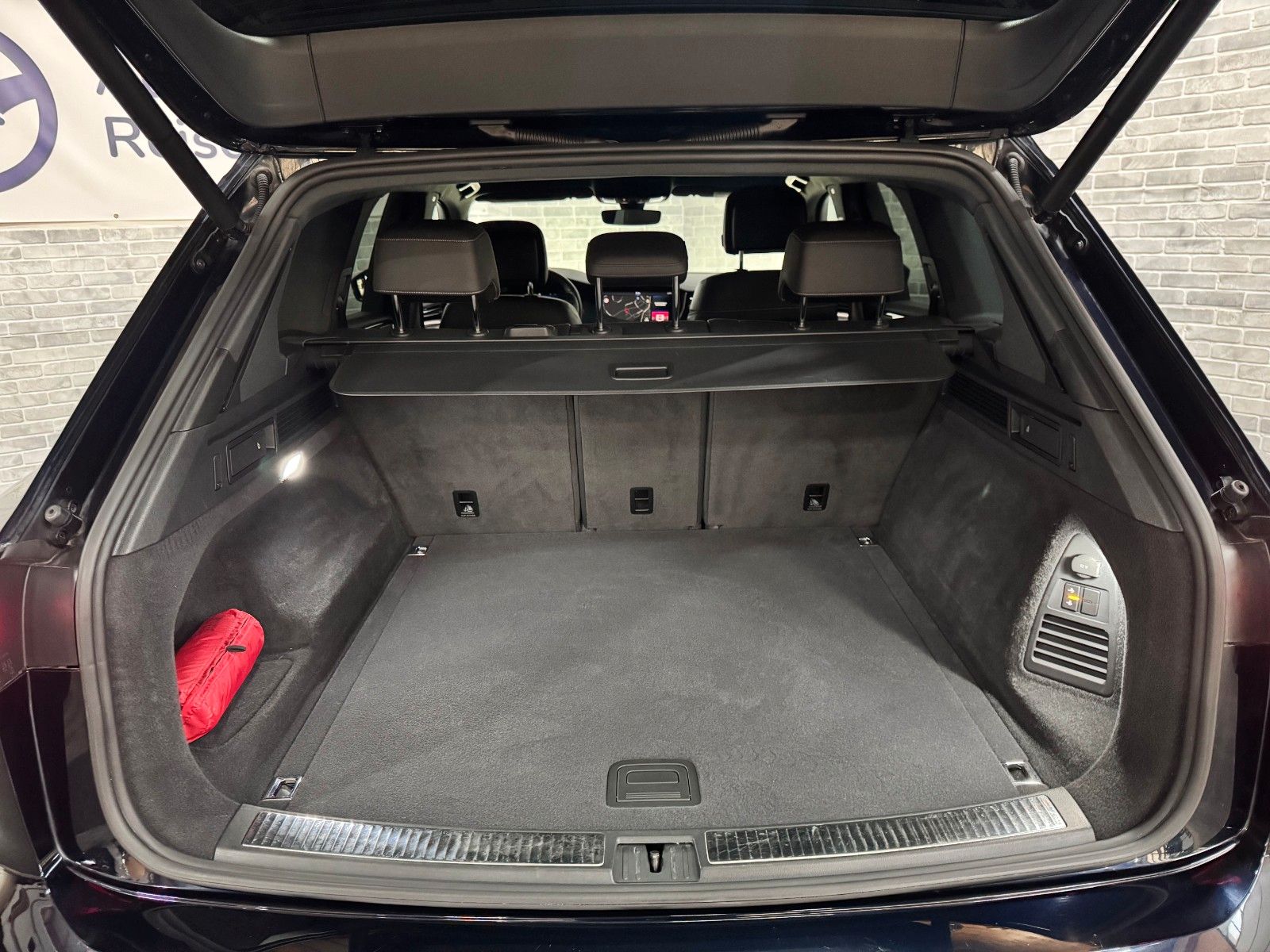 Volkswagen Touareg 3.0 TDI R-Line 4Motion - Samsaru's Car Outlet