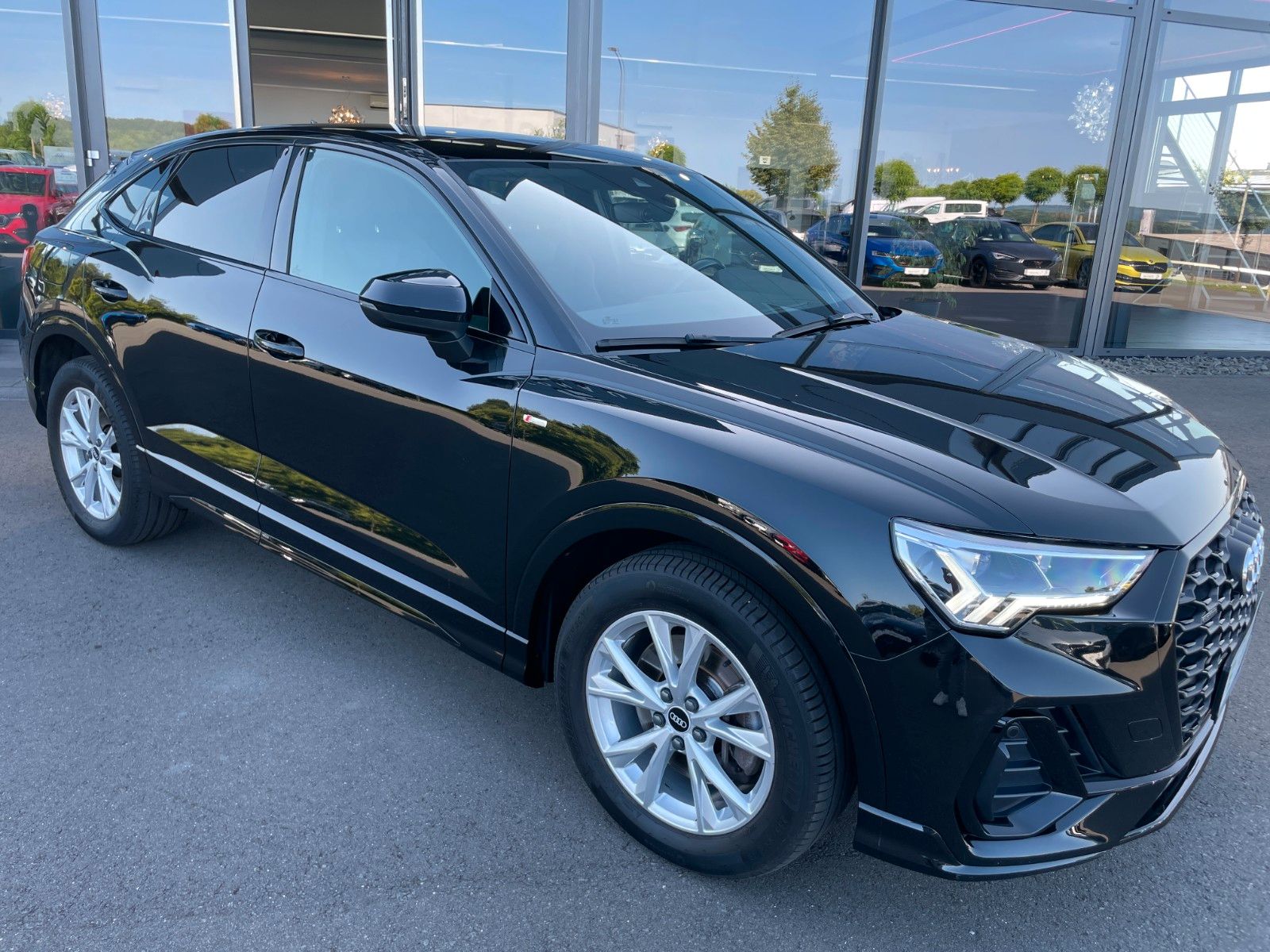 Audi Q3 Sportback 2,0TFSI quattro Sline Black - Samsaru's Car Outlet