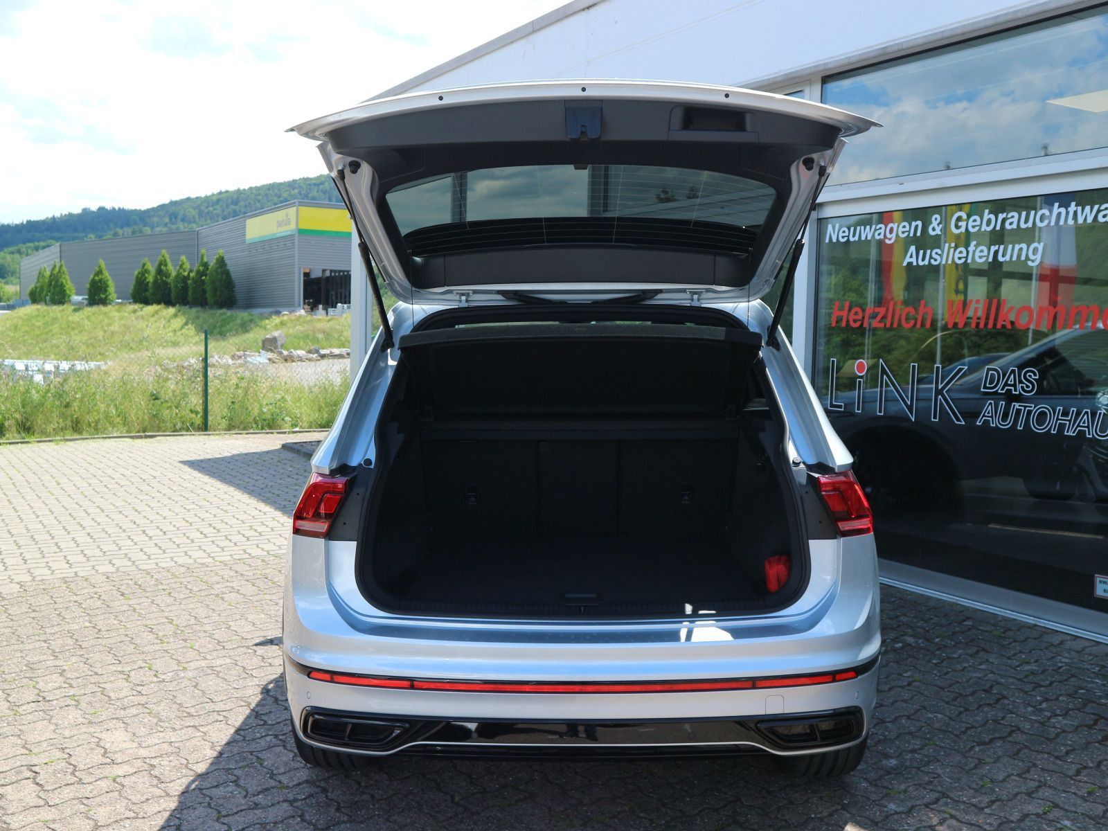 Volkswagen Tiguan R-Line 2.0 TDI 4M DSG AHK BlackStyle PANO