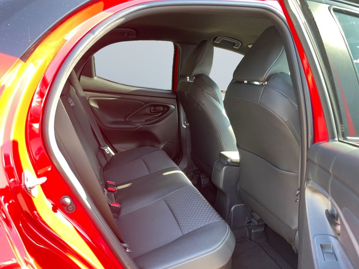 Toyota Yaris Hybrid 1.5 Style *LED*HUD*Navi*Teilleder*