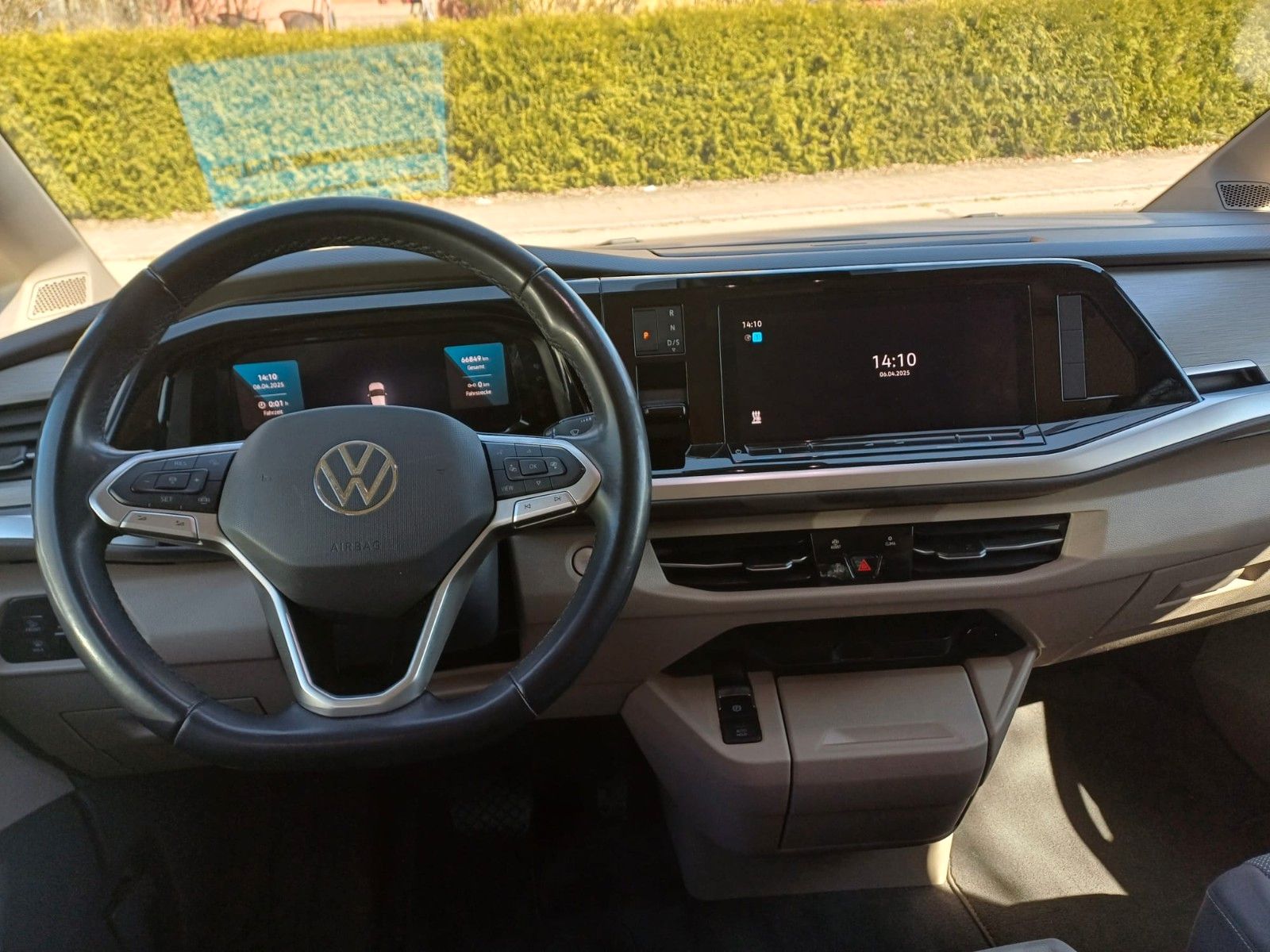 Volkswagen T7 Multivan 2.0 TDI DSG Life - Samsaru's Car Outlet