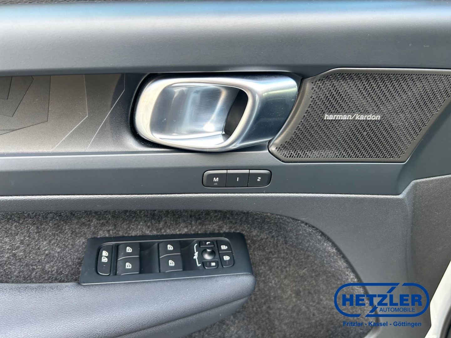 Volvo XC40 Plus Dark Recharge Plug-In Hybrid 2WD Stand