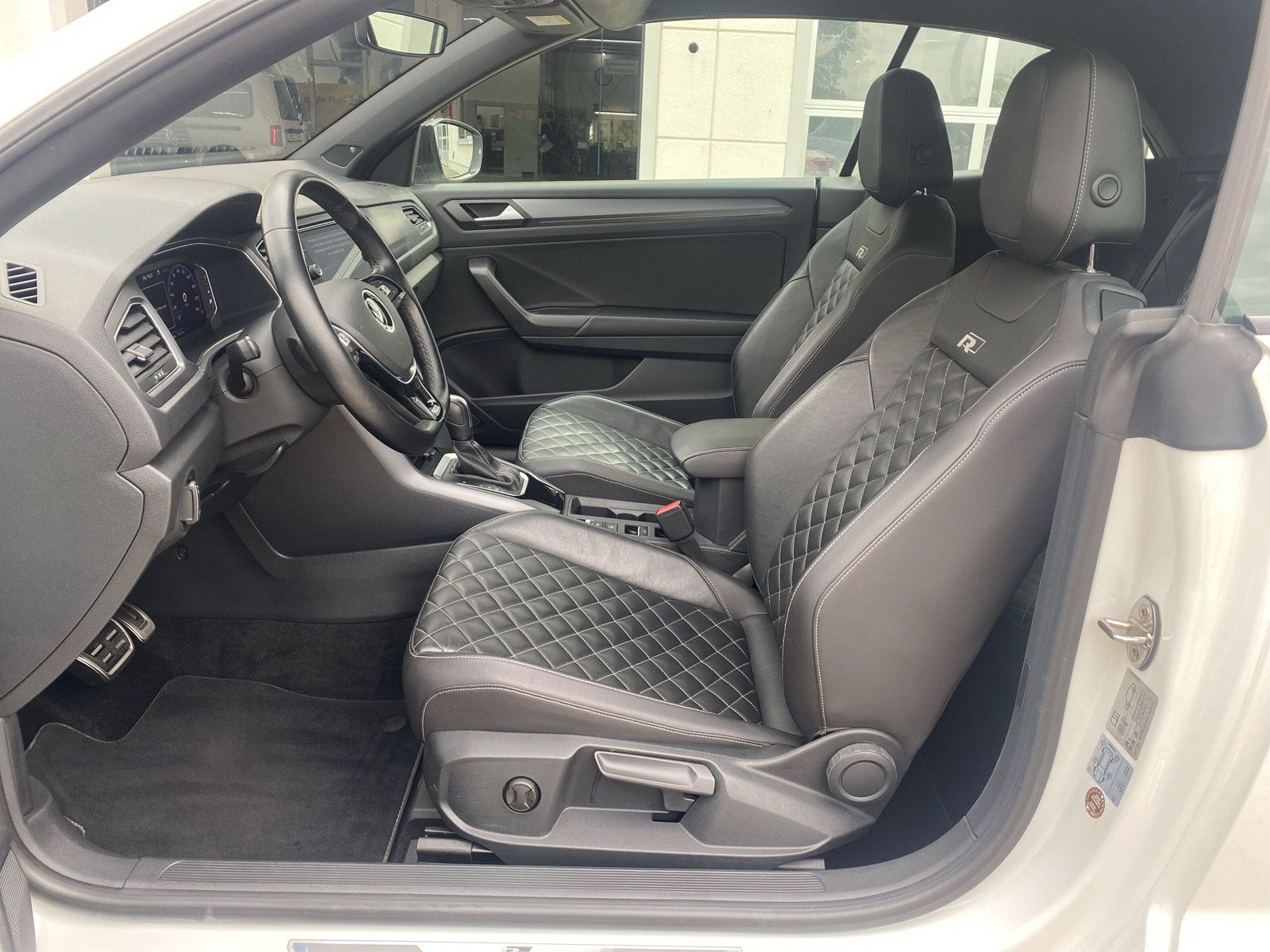 Volkswagen T-Roc 1.5 TSI DSG R-Line - Samsaru's Car Outlet