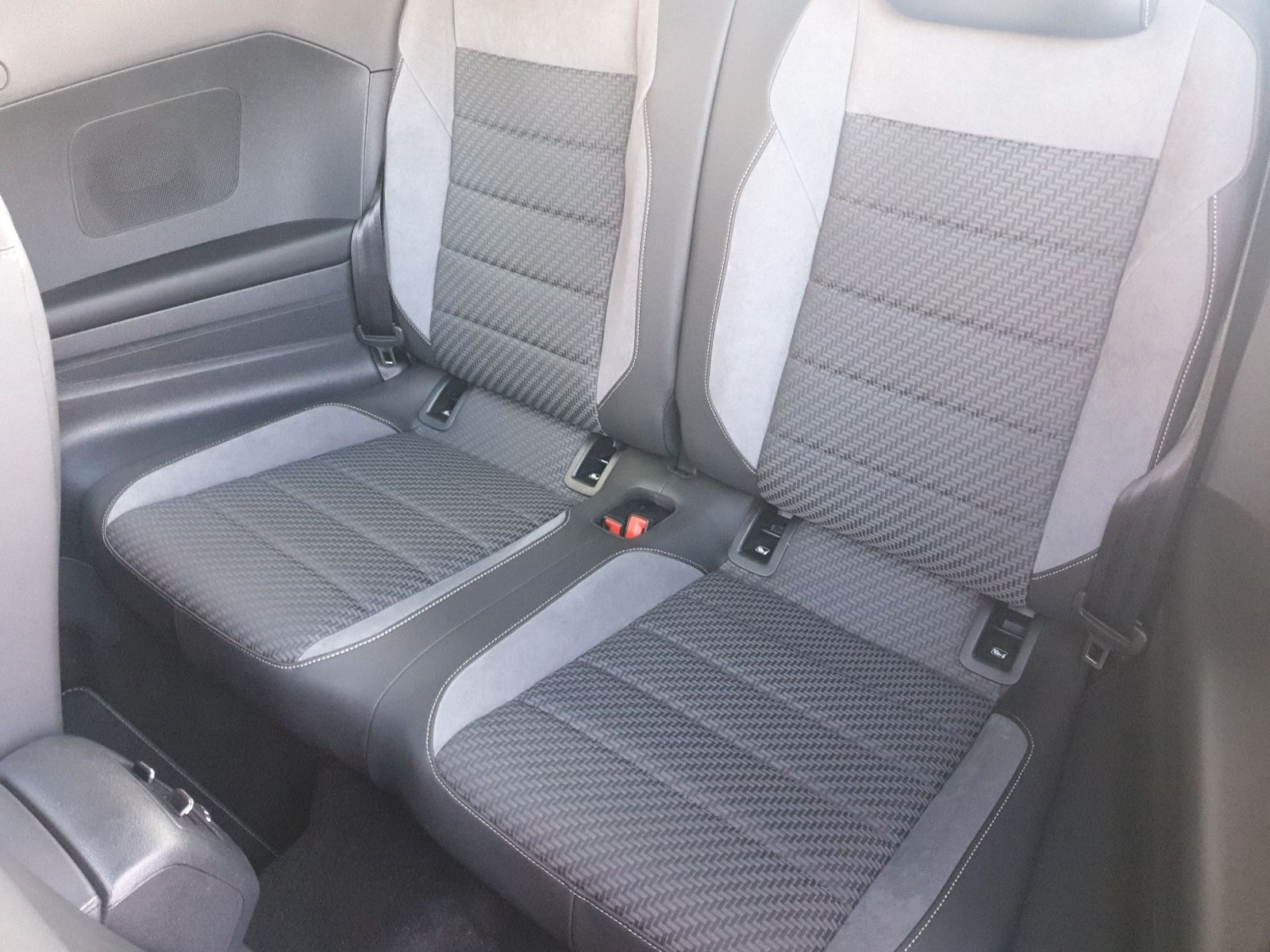 Volkswagen T-Roc 1.5 TSI R-LINE - Samsaru's Car Outlet