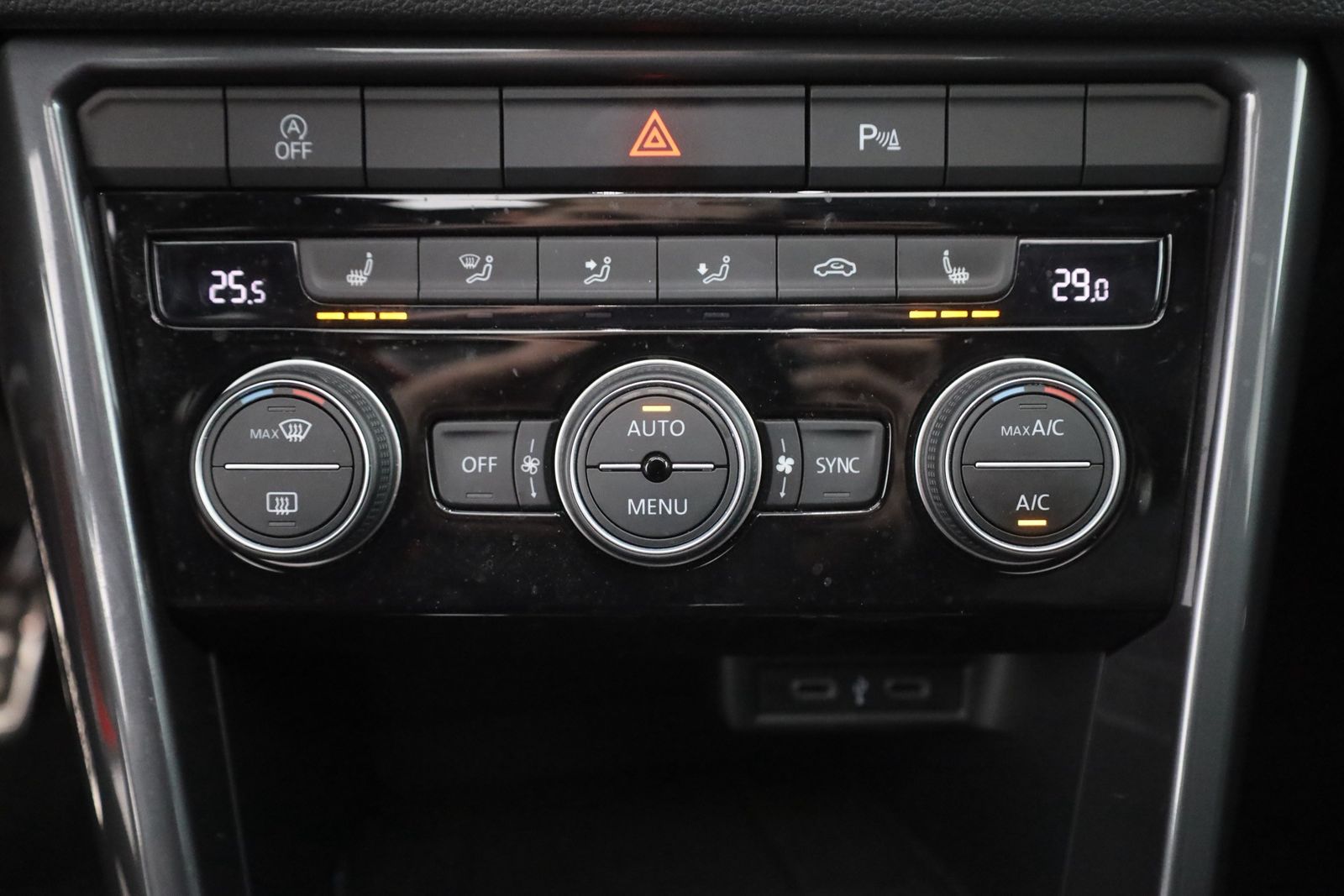 Volkswagen T-Roc 2.0 TDI DSG 4M R-Line - Samsaru's Car Outlet