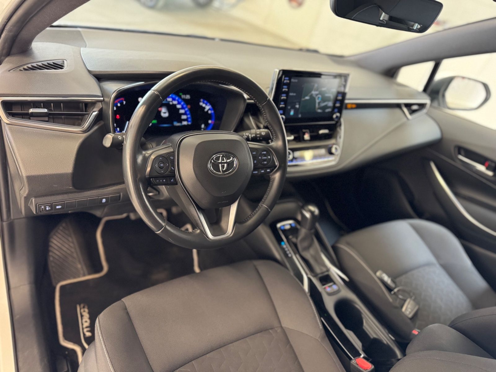 Toyota Corolla 1.8 Hybrid Business Edition - Samsaru's Car Outlet