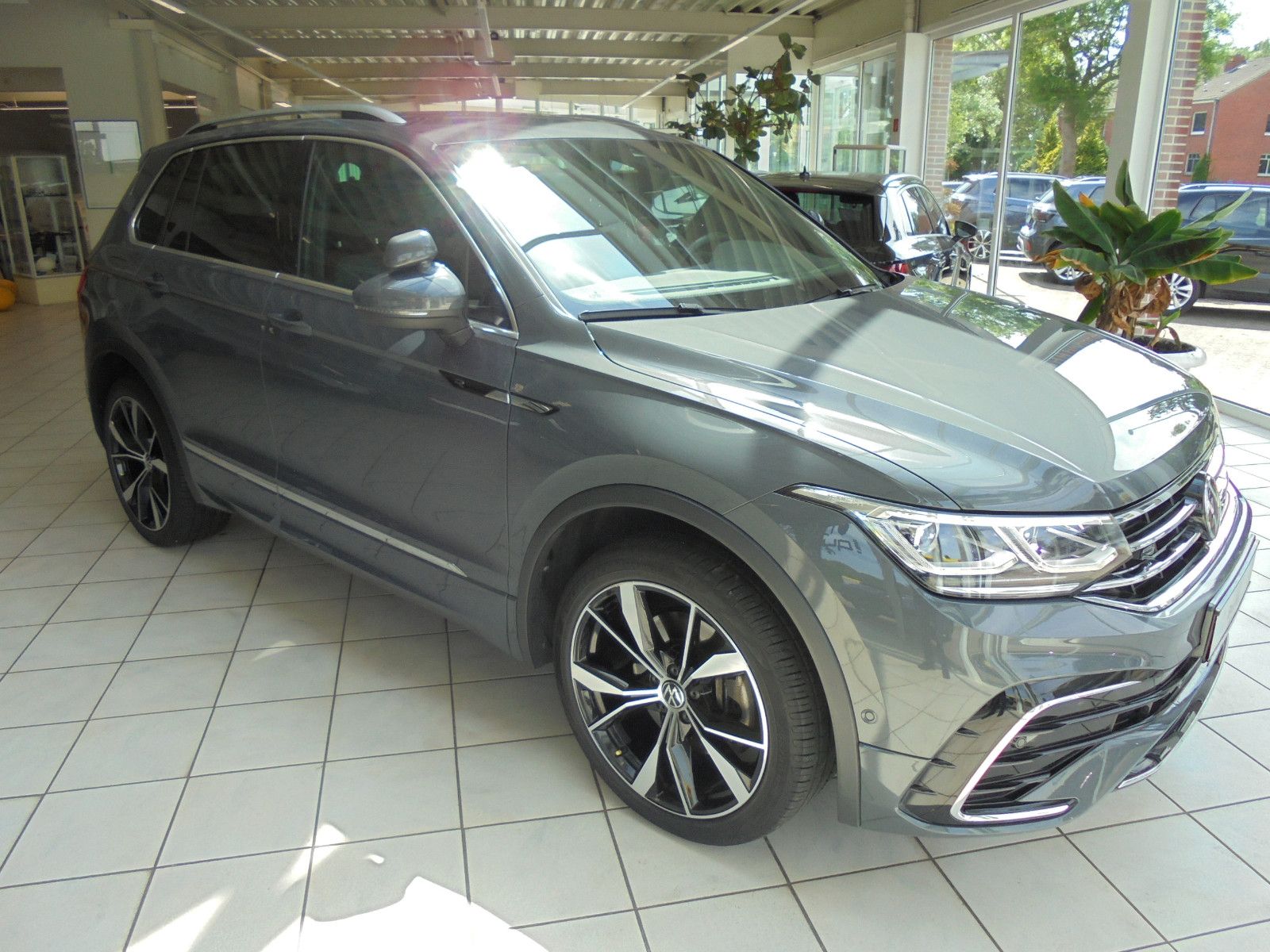 Volkswagen Tiguan R-Line 4Mo - Samsaru's Car Outlet