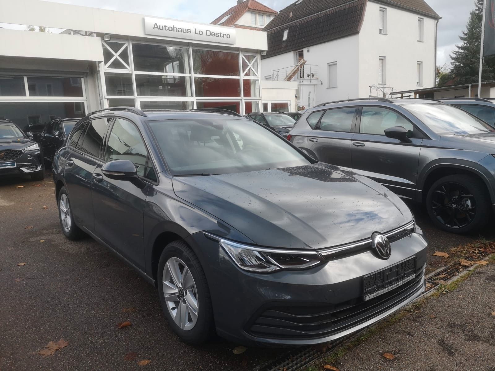 Volkswagen Golf 1.5 eTSI DSG Life - Samsaru's Car Outlet