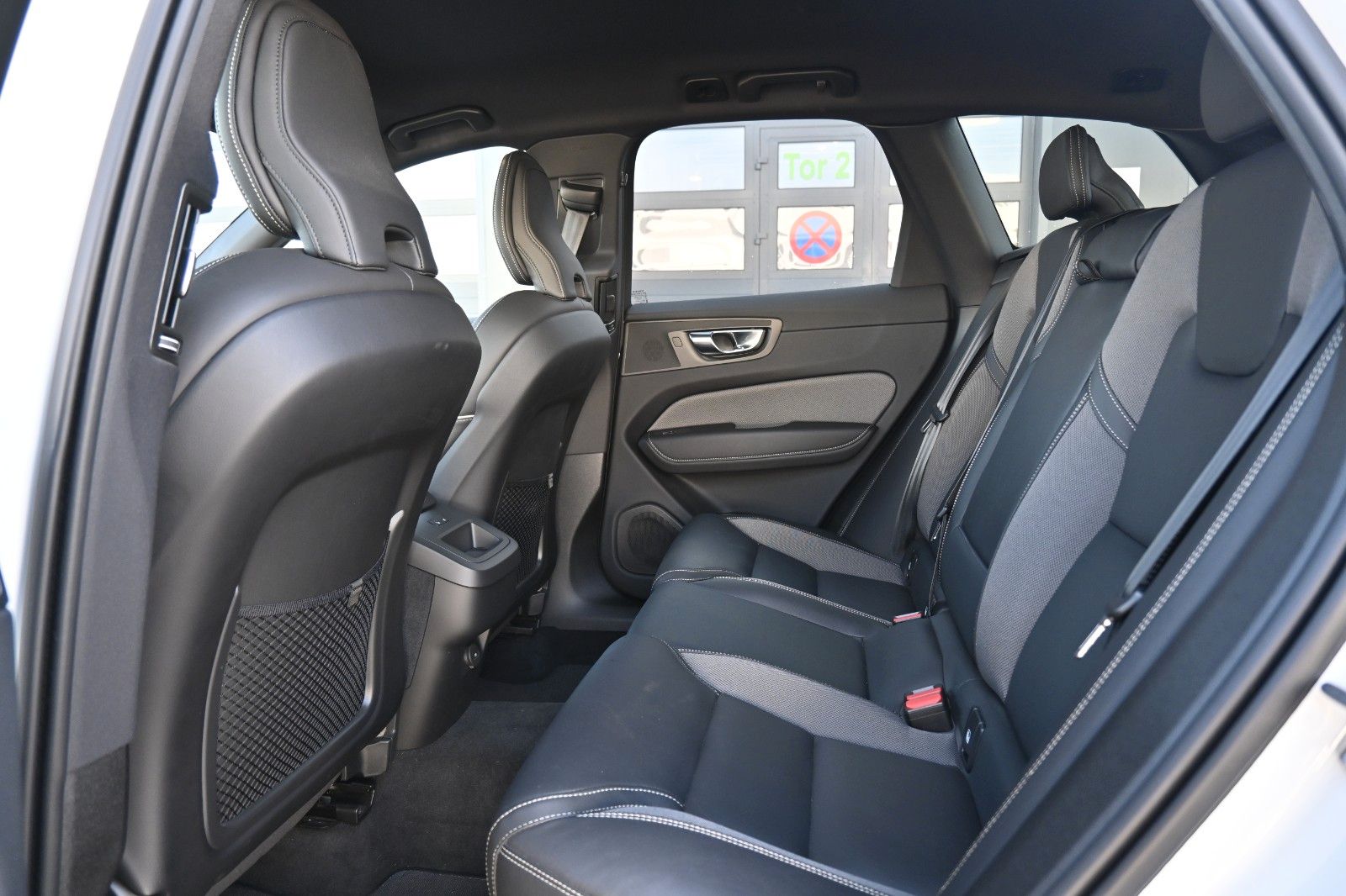 Volvo XC60 B5D AWD R-Design*LUFT*360*H&K*STHZ*HUD*QI