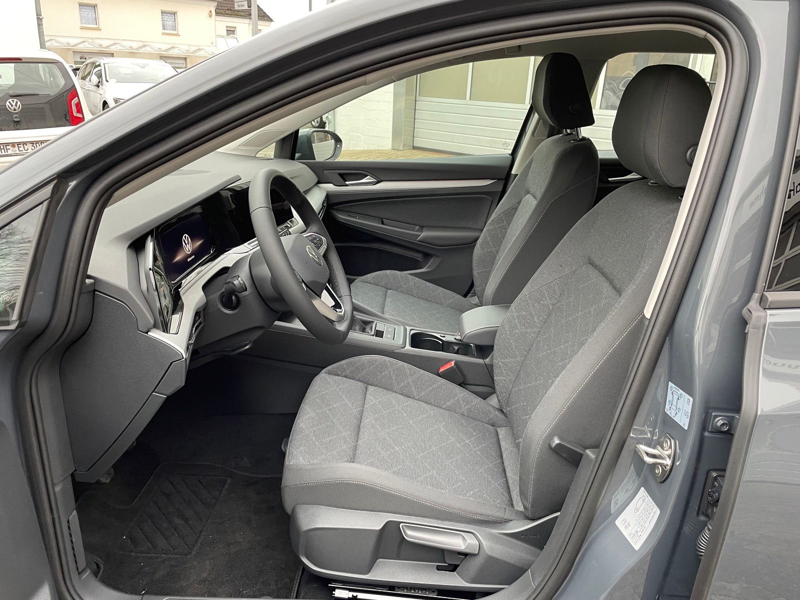 Volkswagen Golf VIII Variant 1.5 TSI Life - Samsaru's Car Outlet