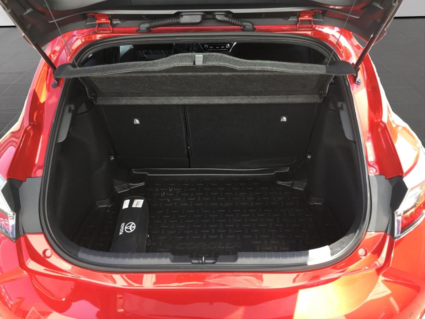 Toyota Corolla 1.8 Hybrid - Samsaru's Car Outlet