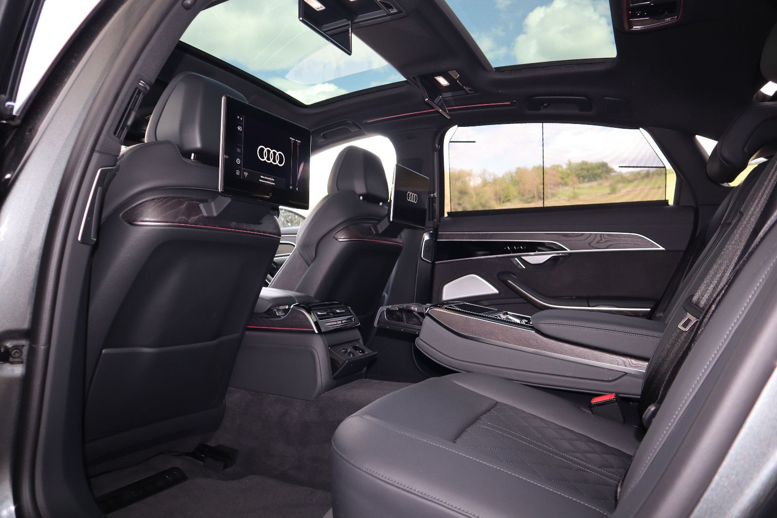 Audi A8L 60 TFSIe lang S-Line BLACK - Samsaru's Car Outlet