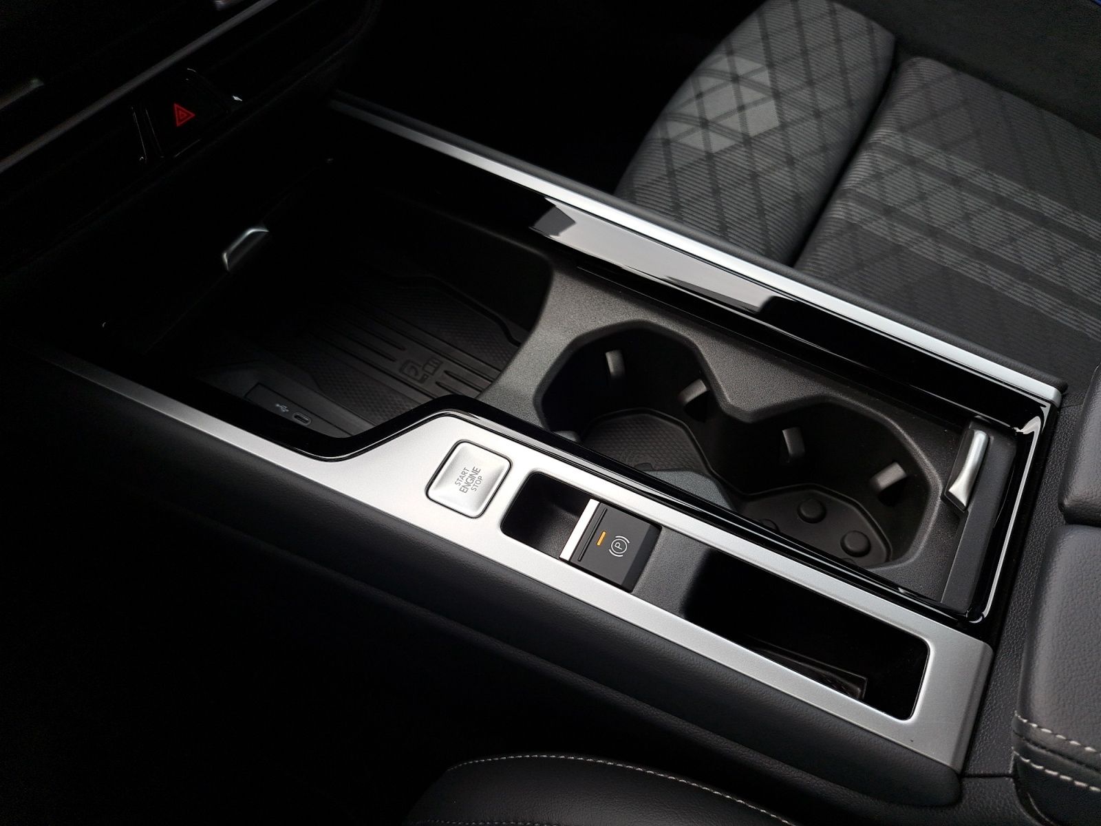 Volkswagen Passat Var. R-Line 1.5 eHybrid DSG AHK PANO 3,99