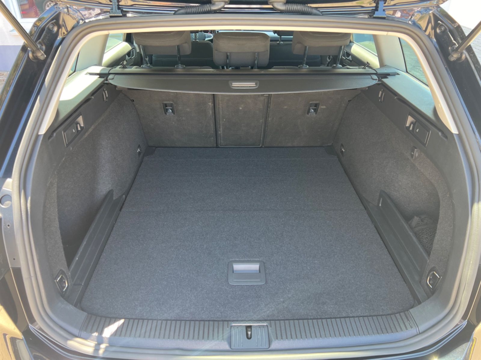 Volkswagen Passat 2.0 TDI - Samsaru's Car Outlet
