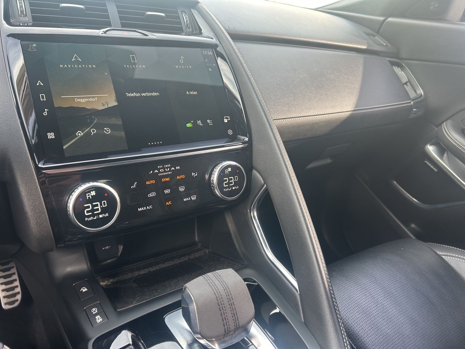 Jaguar E-PACE D200 R-Dynamic LED*ACC*KEYLESS*PANO*WinP*