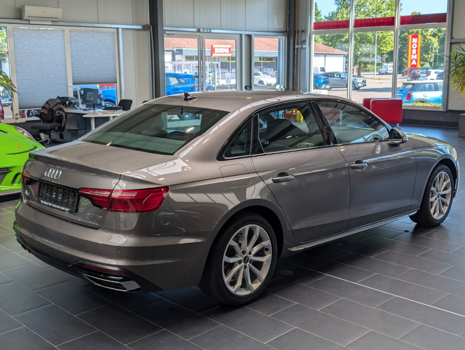 Audi A4 Lim 40 TDI S tronic advanced - Samsaru's Car Outlet