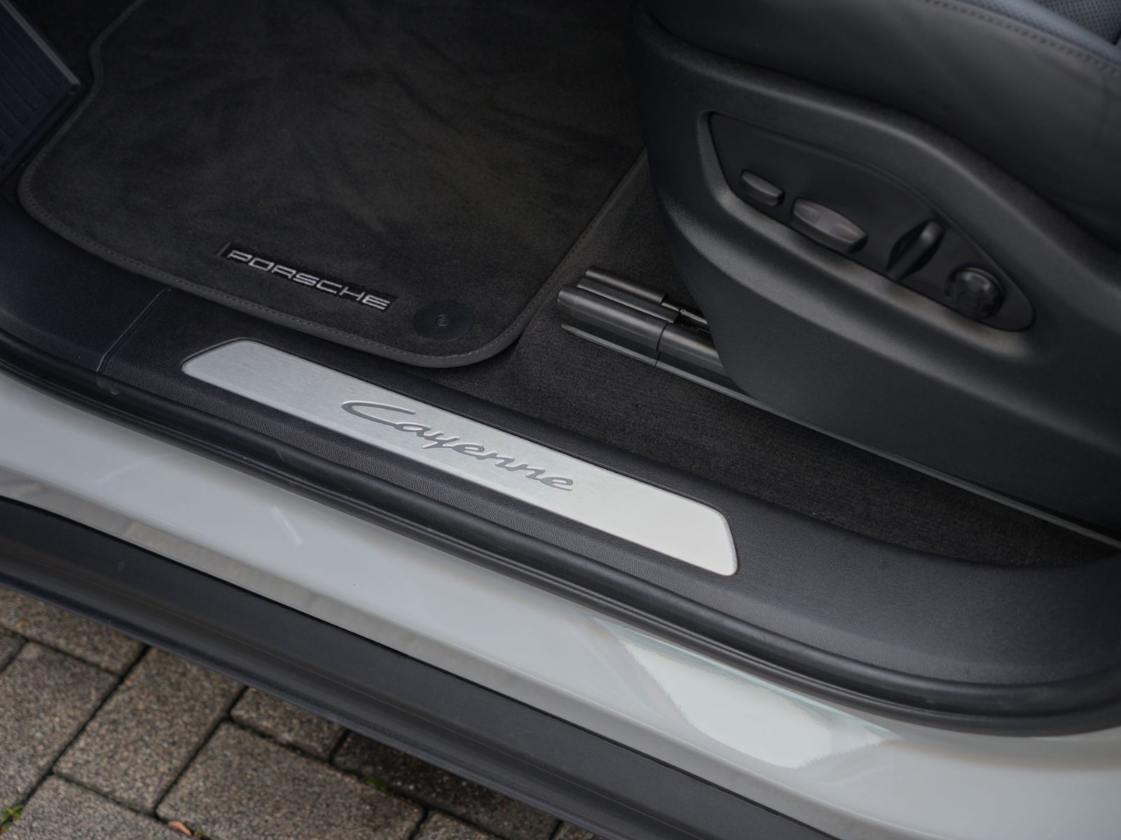 Porsche E-Hybrid INNODRIVE-LUFTF.-PANO-AHK-MASSAGE-VOLL