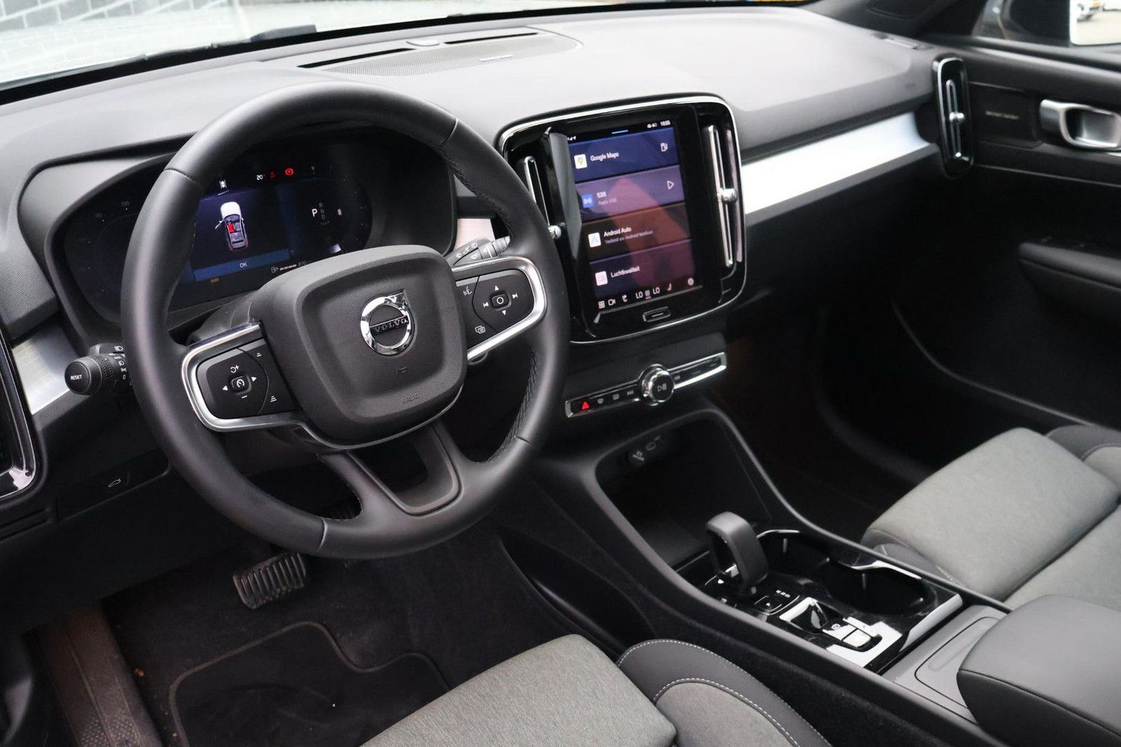 Volvo XC40 2.0 B4 Plus Dark | AHK| ACC |2WD| Beheizbar