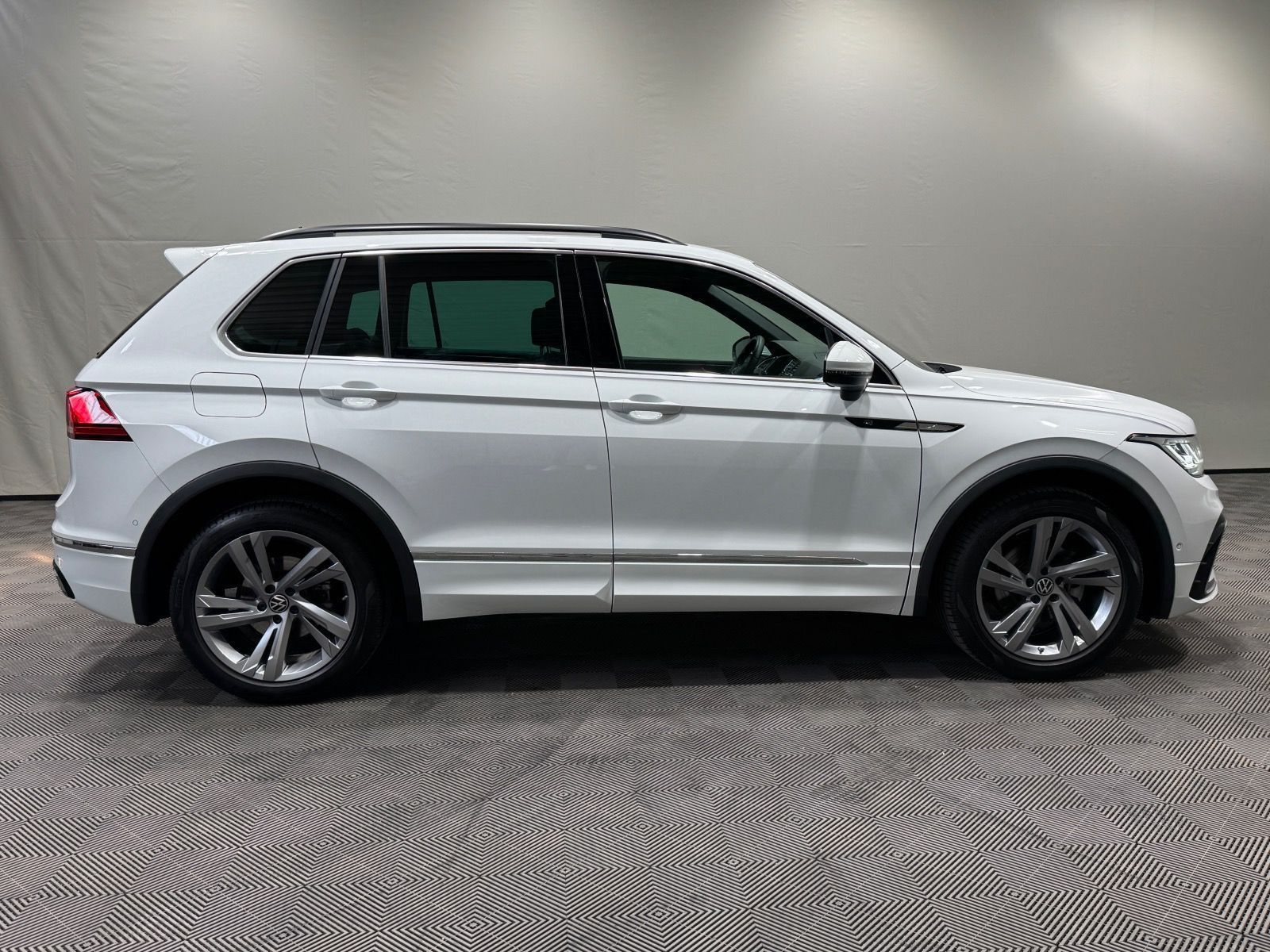 Volkswagen Tiguan R-Line 2.0 TDI DSG - Samsaru's Car Outlet