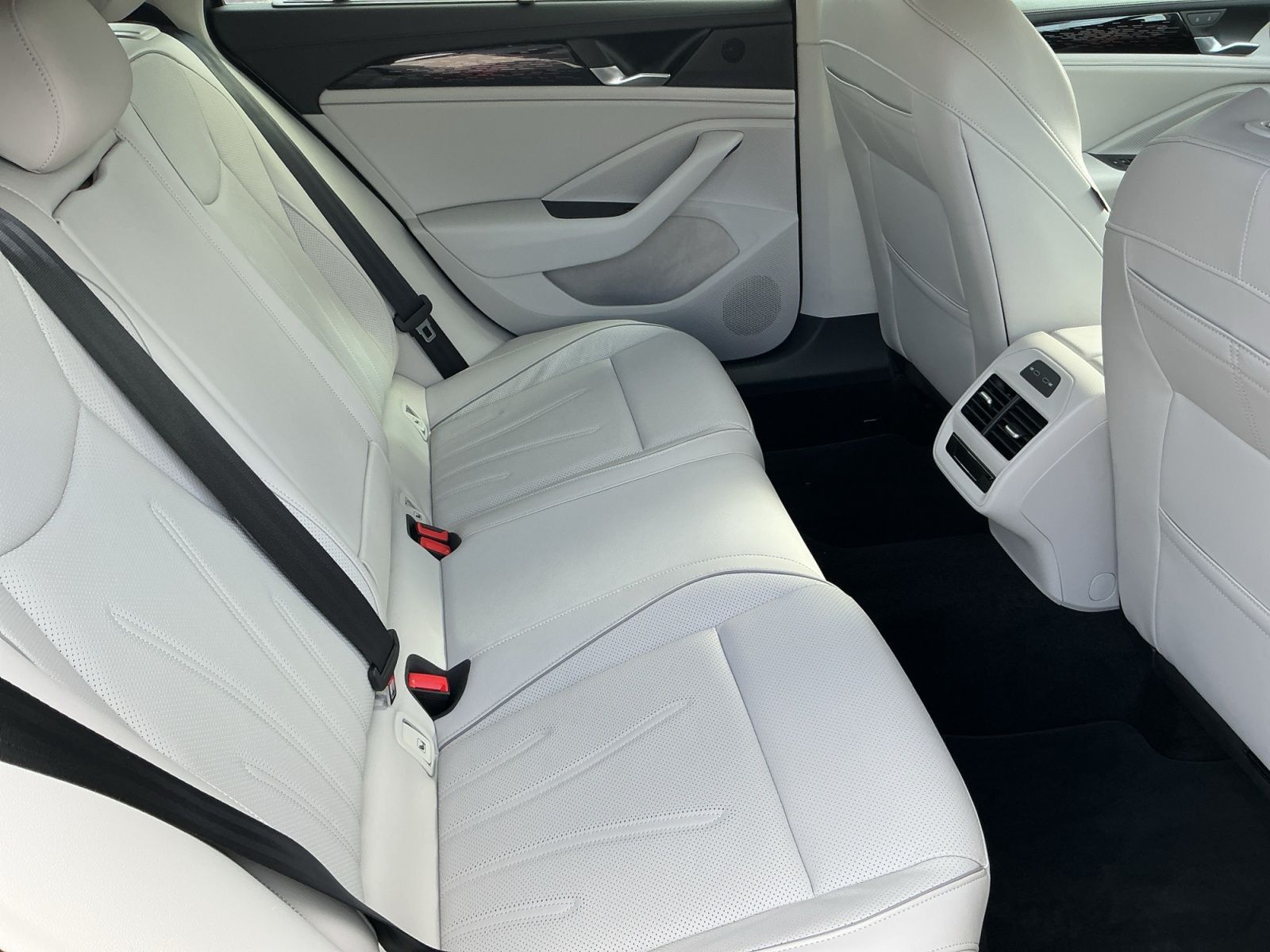 Volkswagen Passat Variant 1.5 eHYBRID ELEGANCE 5JG+NAVI+AHK