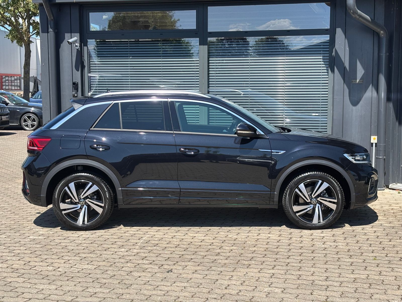 Volkswagen T-Roc 2.0 TSI 4MOTION R-Line - Samsaru's Car Outlet