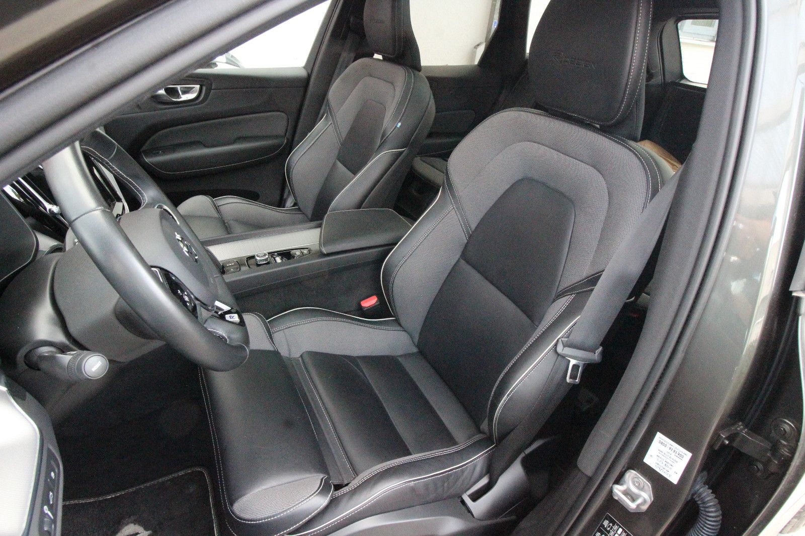 Volvo XC60 T8 R Design AWD - Samsaru's Car Outlet