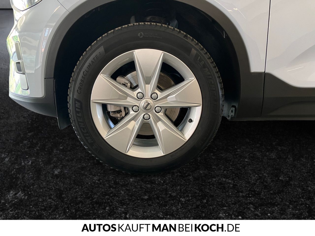 Volvo XC40 B3 DKG Core AHK LED SHZ/LHZ NAVI PDC/CAM!