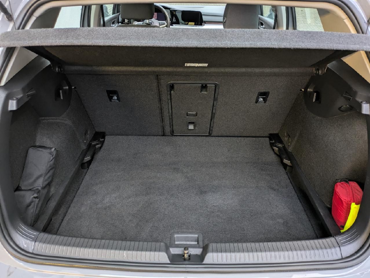 Volkswagen Golf VIII 2.0 TDI DSG Life - Samsaru's Car Outlet