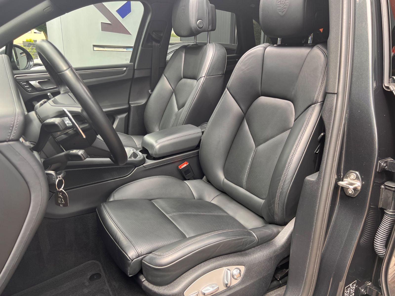 Porsche Macan III Exclusive - Samsaru's Car Outlet