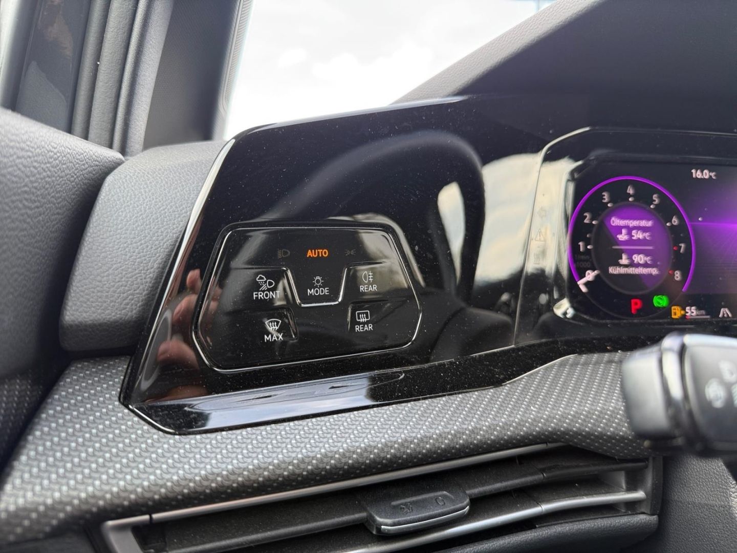 Volkswagen Golf 8 VIII R-Line 1.5 eTSI - Samsaru's Car Outlet