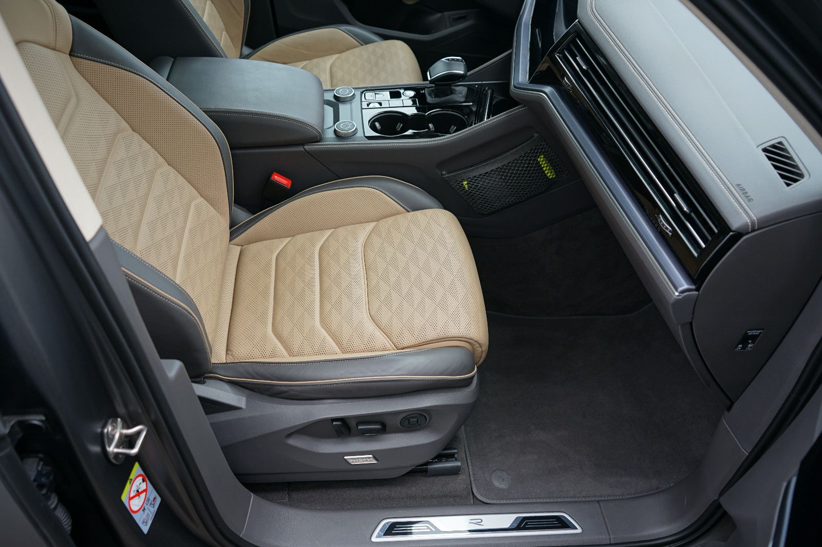 Volkswagen Touareg 3.0 TDI SCR  210 kW 4Mot R-Line-Pano.Luf