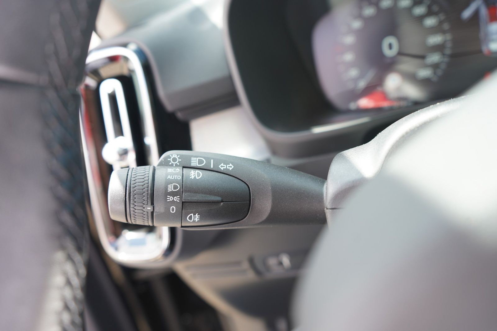 Volvo XC 40 T3 2WD Momentum Pro - Samsaru's Car Outlet