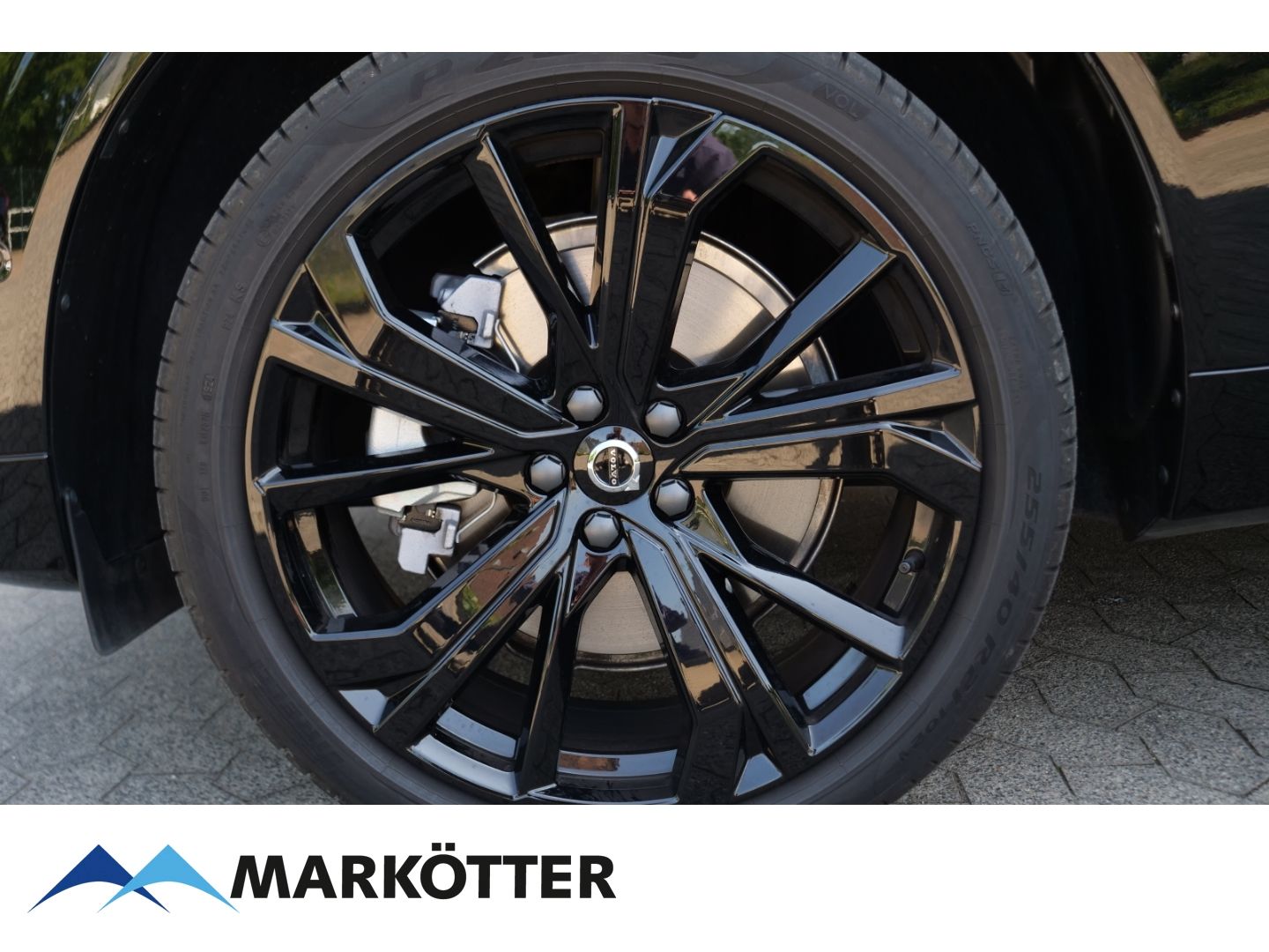 Volvo XC60 Plus Black Edition Plug-In Hybrid AWD T6 - Samsaru's Car Outlet