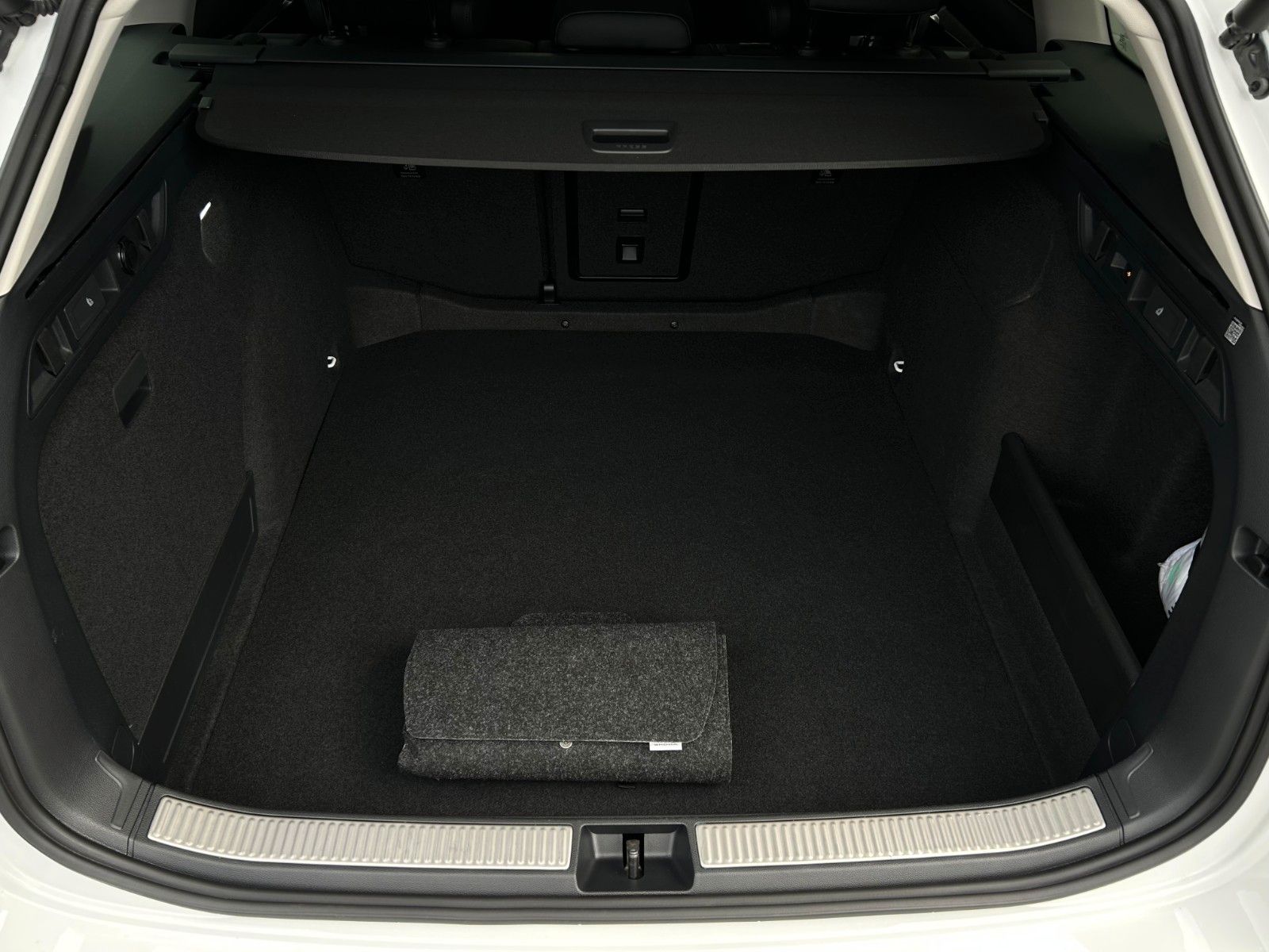 Skoda SUPERB COMBI 4x4 L&K*STHEIZ*VOLL*GARANTIE-2030*