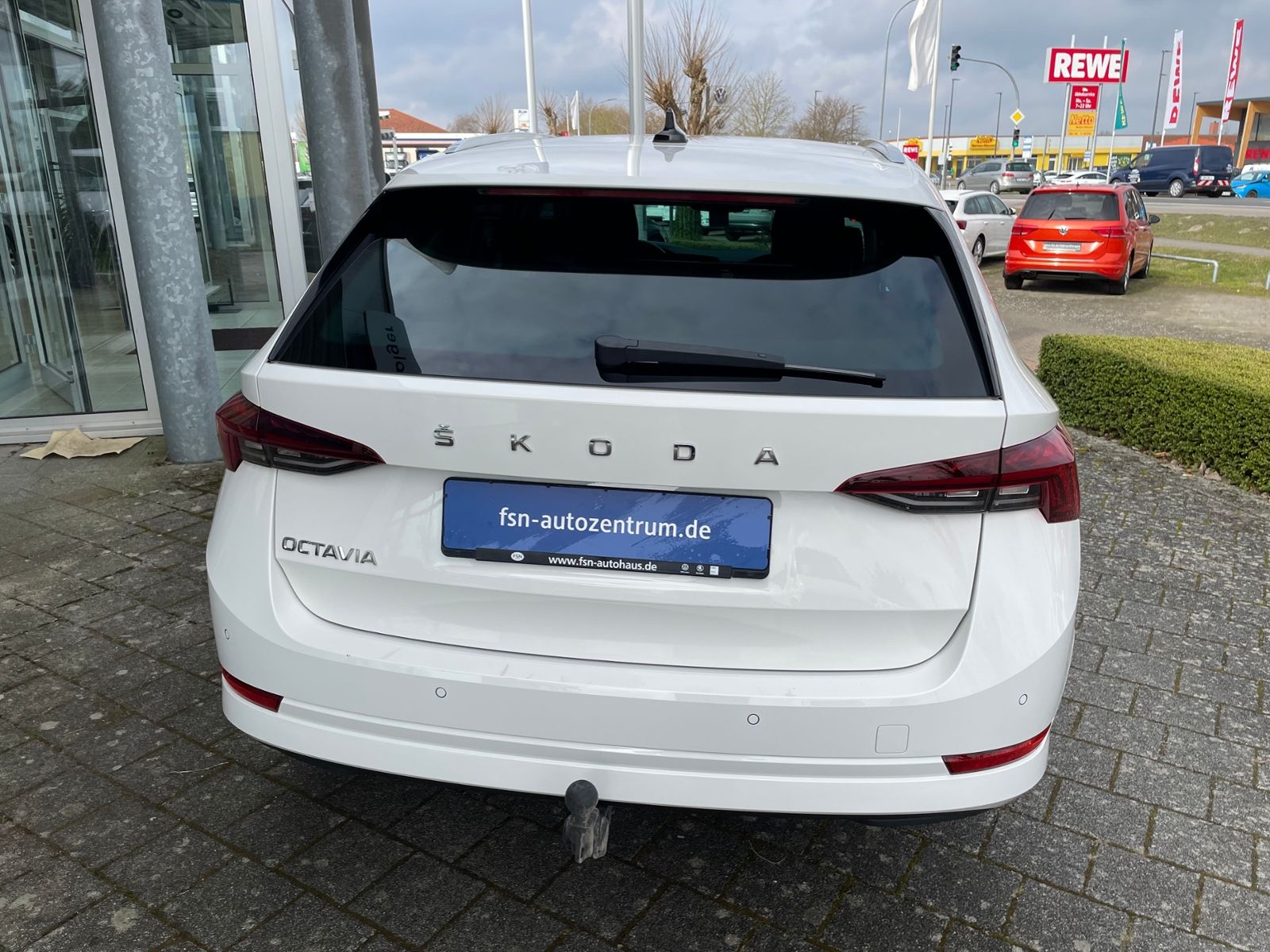 Skoda Octavia Combi 2.0 TDI Style - Samsaru's Car Outlet