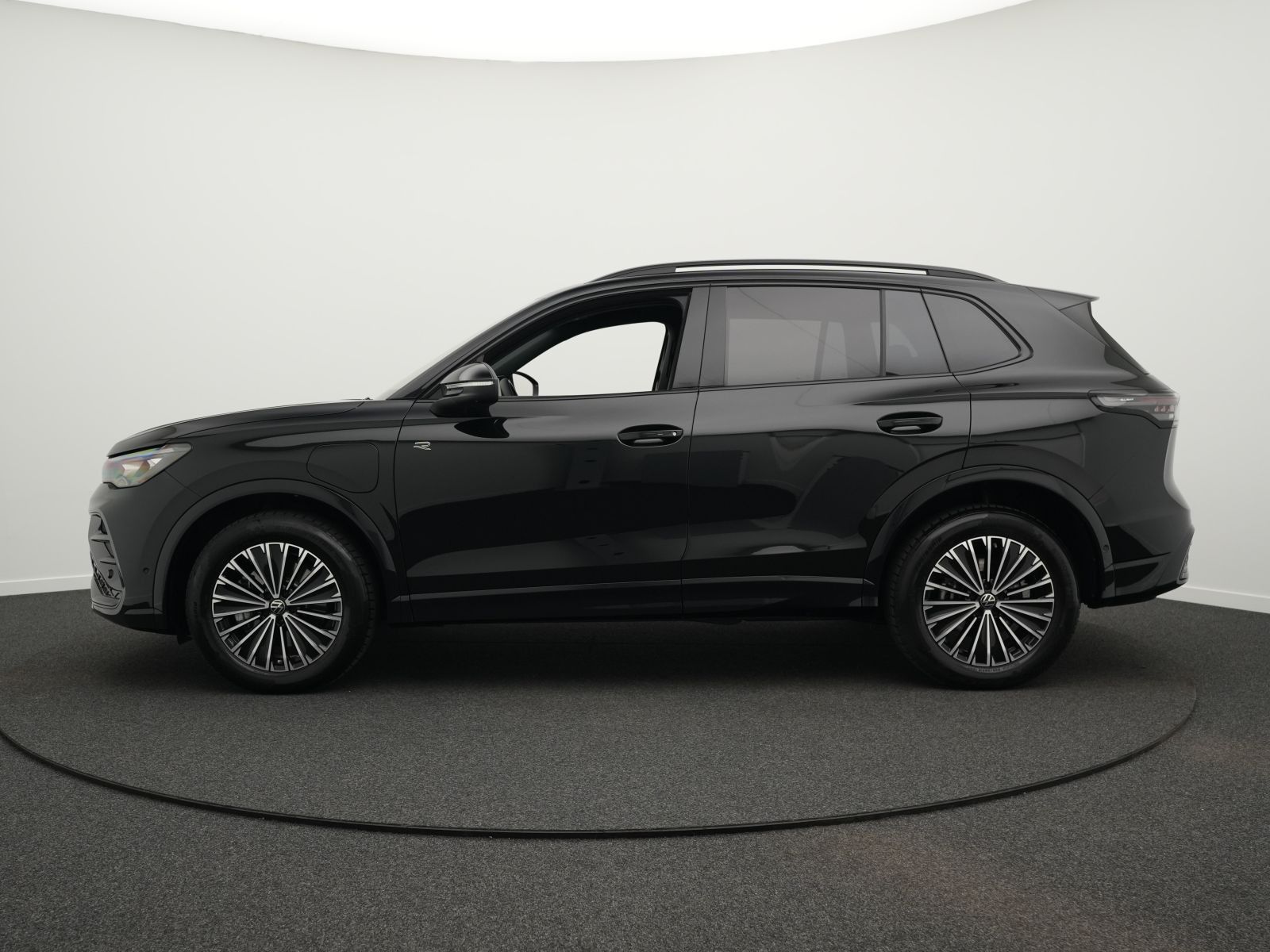 Volkswagen Tiguan R-Line 1.5TSI eHybrid IQ.LIGHT*HARMAN*20"