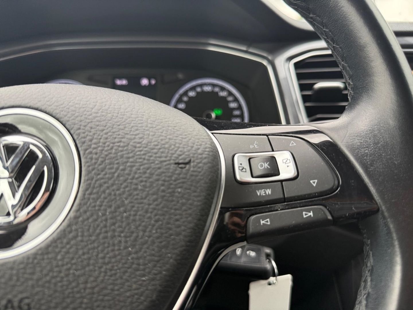 Volkswagen T-Roc IQ.DRIVE 1.5 TSI DSG - Samsaru's Car Outlet