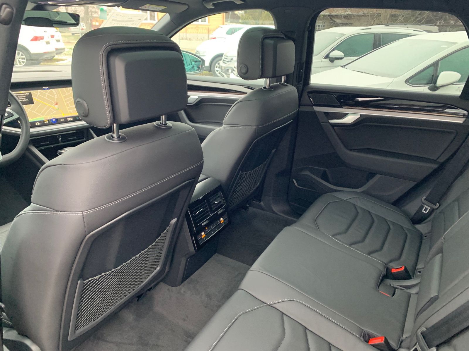 Volkswagen Touareg 3.0 TDI R-Line - Samsaru's Car Outlet