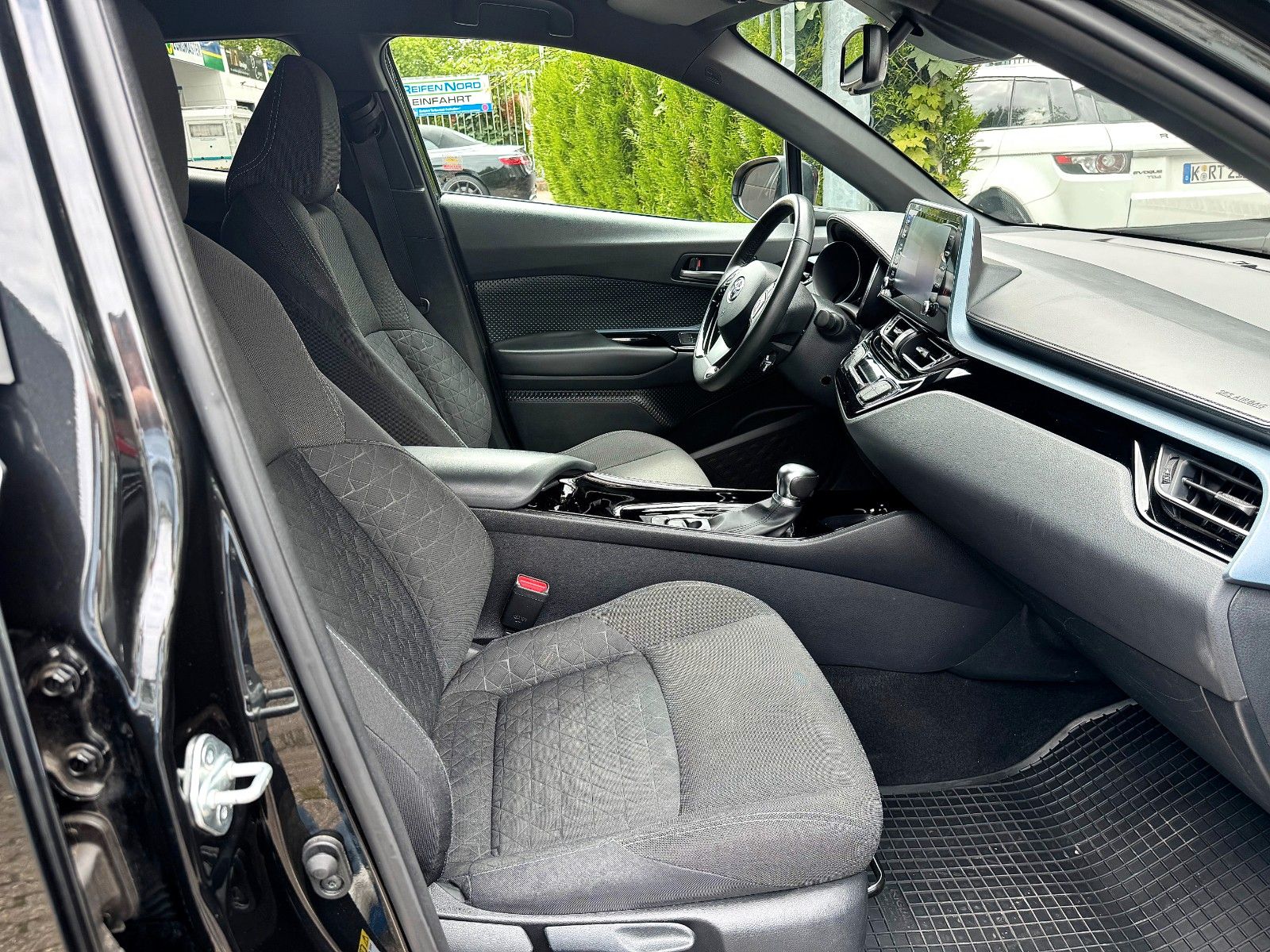 Toyota C-HR 2.0 Hybrid - Samsaru's Car Outlet