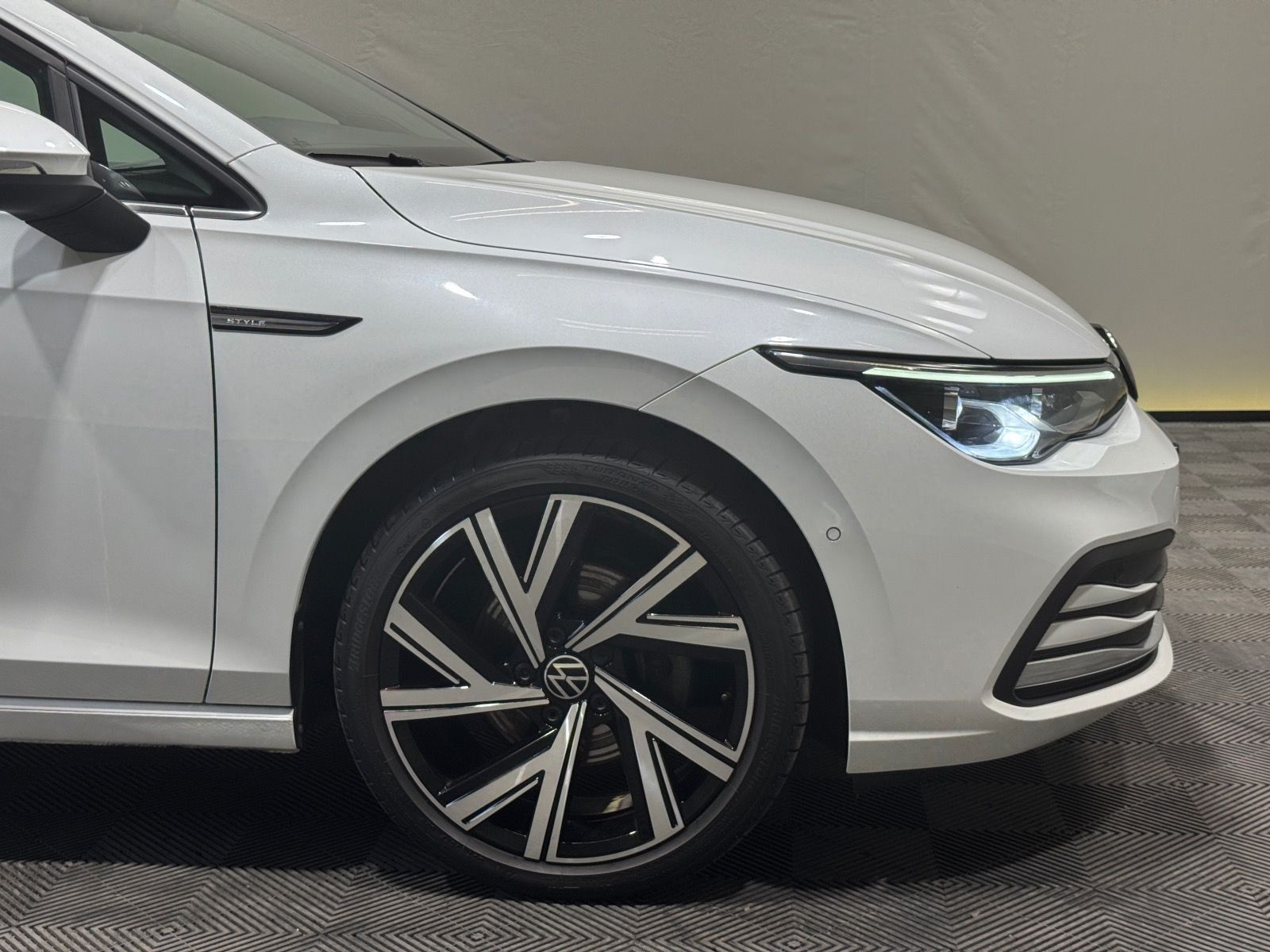 Volkswagen Golf Style 2.0 TDI DSG - Samsaru's Car Outlet