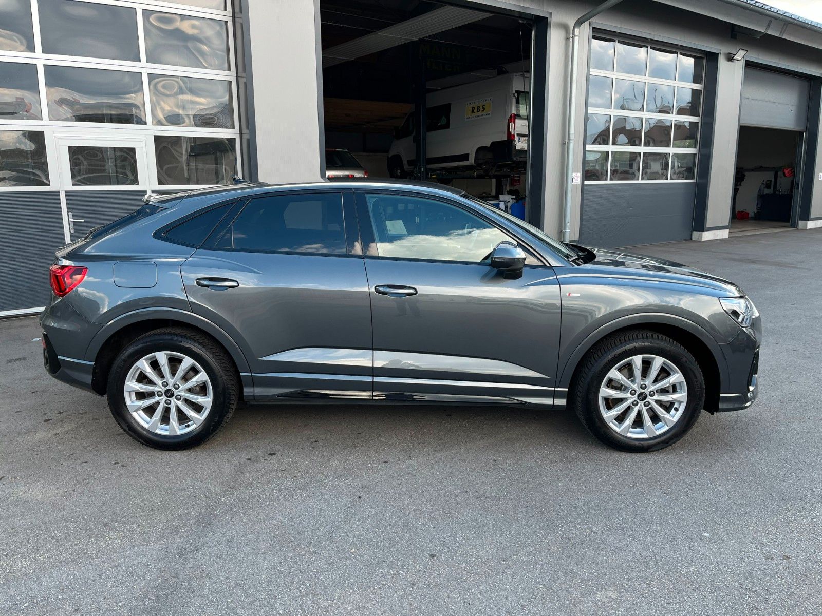 Audi Q3 TFSI quattro S line - Samsaru's Car Outlet