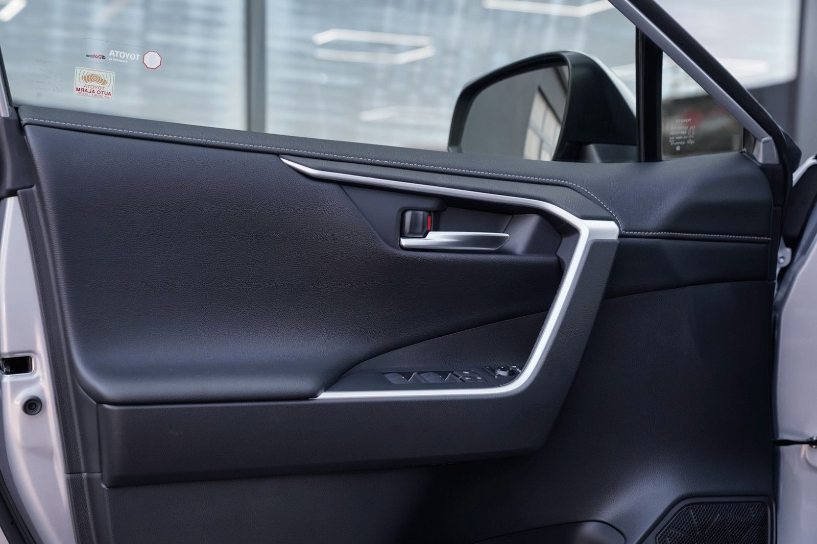 Toyota RAV4 Hybrid 4x4 - Samsaru's Car Outlet