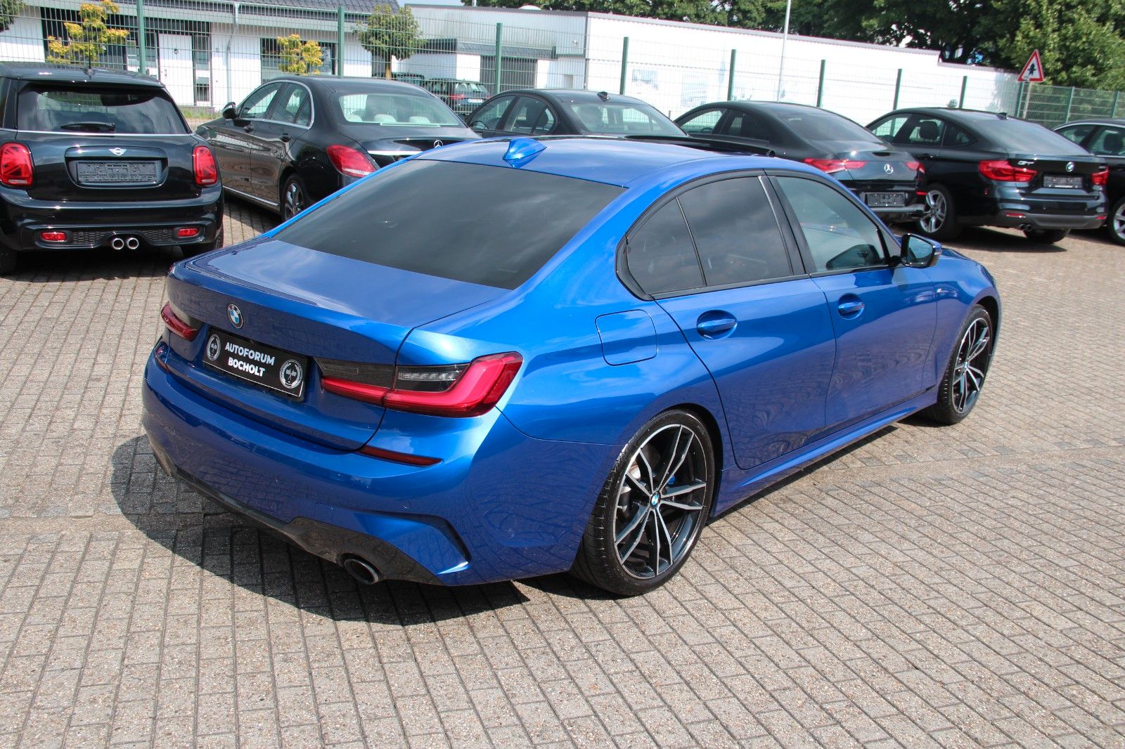 BMW 330 i Lim M Sport Shadow - Samsaru's Car Outlet