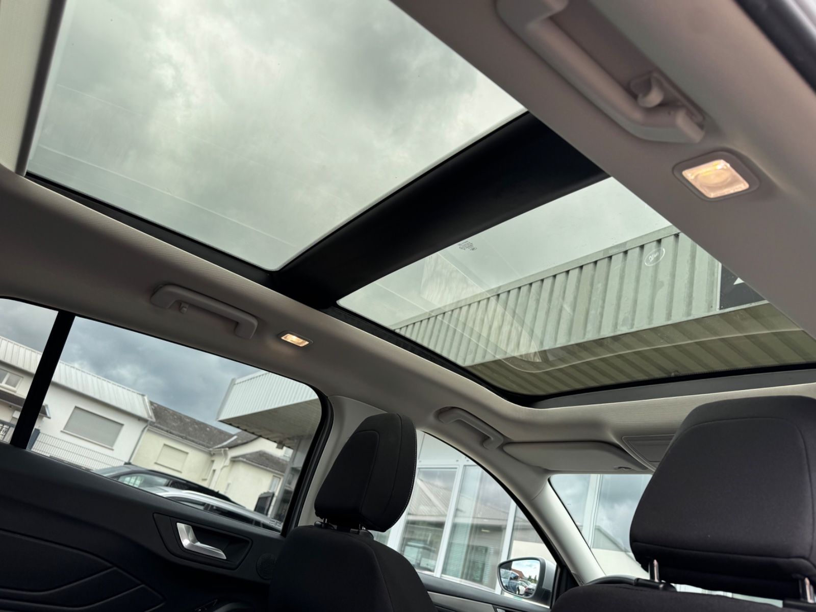 Ford Focus Turnier Titanium/PANO/AHK/R-Cam/CarPlay/1H