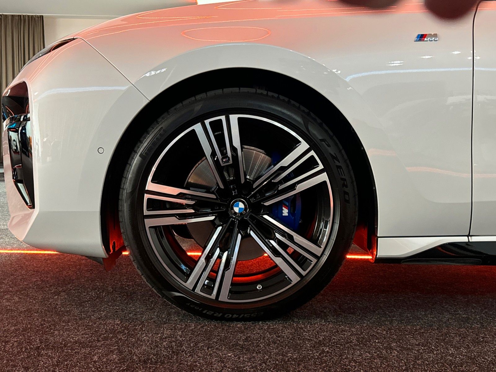 BMW 740d xD/4xMASSG/MPRO/SKY TV/KRIST/EXC.LNG/B&W/21