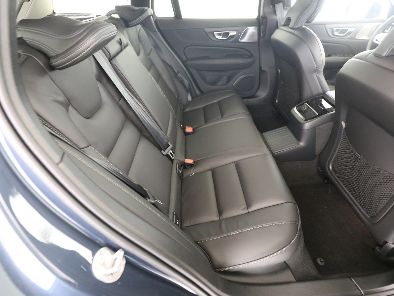 Volvo V60 T8 Ultra Dark PHEV AWD !!!B&W+PANO+MASSAGE!!